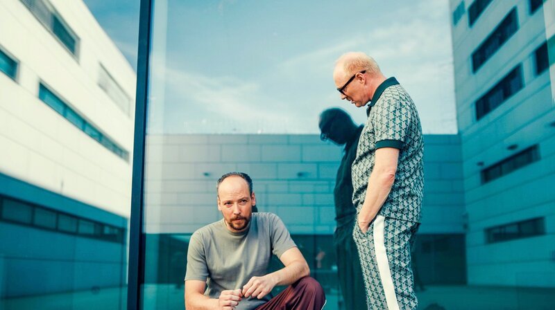 Günter Tichy (Aleksandar Petrovic, l.), Pius Sund (Simon Schwarz, r.) – Bild: WDR/​ORF/​MR Film/​Petro Domenigg