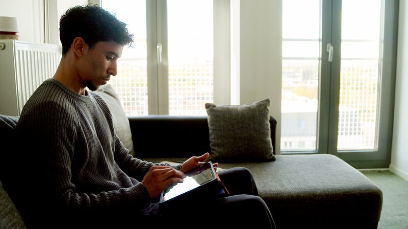 „Ohne das umgebaute Bürohaus hätte ich keine Wohnung gefunden“, sagt Mieter Adil Bouthiche. – Bild: NDR/​ARD/​Boris Mahlau/​OTHER PEOPLE pictures