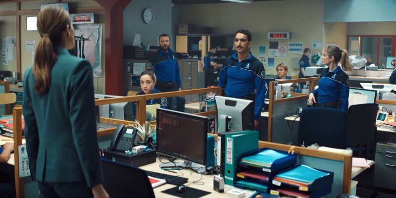 v.li.: Axelle (Luàna Bajrami), Nico (Thibaut Evrard), Karim (Younès Boucif), Maddie (Léonie Simaga), Charlie (Anna Pieri Zuercher) – Bild: RTS/​Capture d’écran