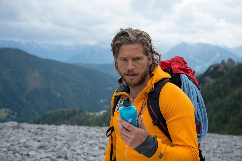 Markus (Sebastian Ströbel) findet auf der Suche nach dem vermissten Paul einen Hinweis. – Bild: ORF/​ZDF/​Thomas R. Schumann