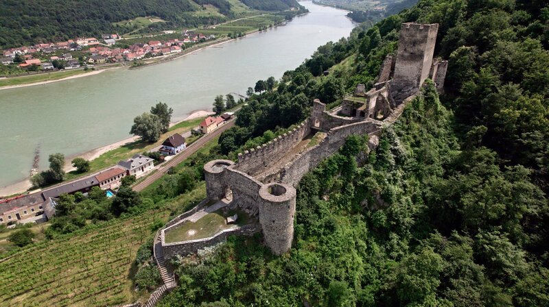 Die Ruine Spitz hoch über der Donau in der Wachau. – Bild: rbb/​Michael Donnerhak