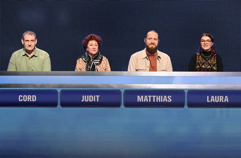 Die Kandidat:innen (v.l.n.r.): Cord Alvermann, Judit Marek, Matthias Spreuer und Laura Oé. – Bild: ARD/​Uwe Ernst