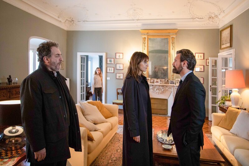 (v.li.): Andrea Pennacchi (Antonio Monte), Zoe Nochi (Cristina), Paola Cortellesi (Petra Delicato), Eugenio Krauss (Cristinas Vater). – Bild: ORF/​Beta Film/​LUISA CARCAVALE