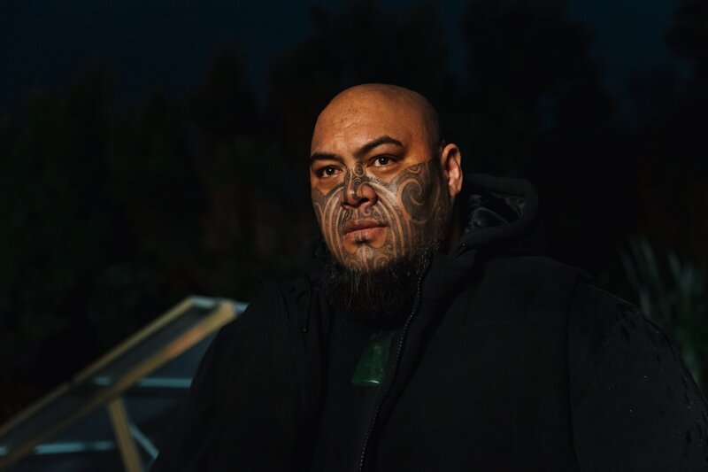 Mihis zwielichtiger Cousin Sonny (Maateiwarangi Heta-Morris) hat ganz eigene Interessen, die mit dem Drogenring im Zusammenhang stehen. Das verkompliziert die Sachlage etwas. – Bild: ZDF und Julie Zhu