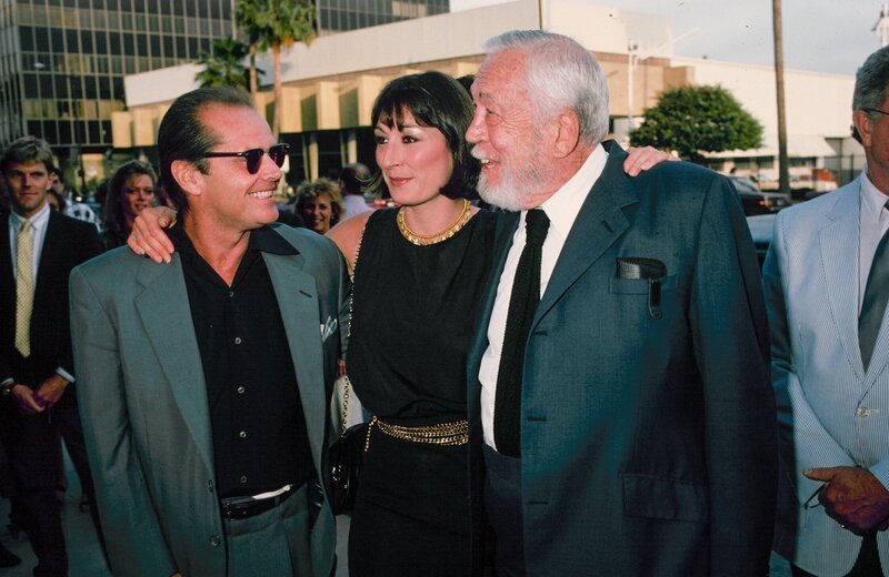 UNITED STATES – Actress Anjelica Huston with her father John Huston and partner Jack Nicholson. No one can resist his killer smile. With his immediately recognizable physique, Jack Nicholson is a far cry from the Californian playboy, at once undeniably sexy, yet singularly scary … (Ausführliche Textbeschreibung über Jack Nicholson) – Bild: ORF/​ARTE FRANCE/​The LIFE Picture Collection/​Getty Images