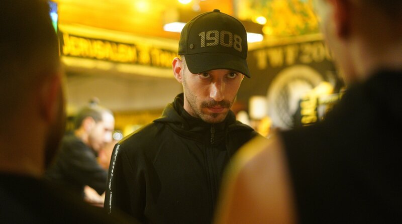Yakir (Tom Zinder) traut Meni nicht. Als der Verdacht aufkommt, dass sich ein Spitzel in die Reihen der Wächter der Mauern eingeschlichen hat, beschuldigt er ihn. – Bild: SWR/​Artza Productions /​ SWR Presse/​Bildkommunikation