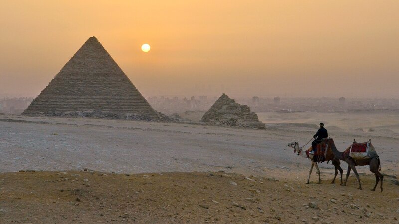 Das Bild zeigt die Große Pyramide von Gizeh, die Teil der Nekropole von Gizeh in der Nähe von Kairo, Ägypten, ist. – Bild: Terra Mater