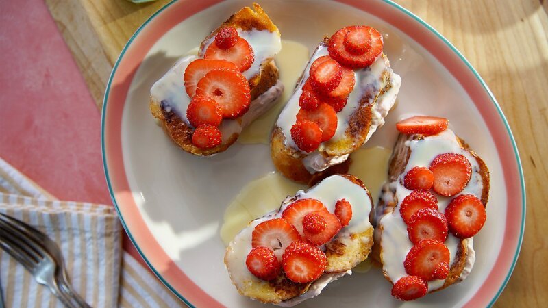 Beauty shot of Molly Yeh’s Strawberries & Cream Stuffed French Toast, as seen on Girl Meets Farm, Season 7. – Bild: Television Food Network, G.P. All Rights Reserved.