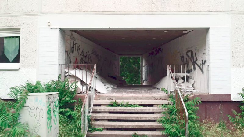 In diesem Durchgang sind der Putz und die Dämmung von der Decke gefallen. – Bild: MDR