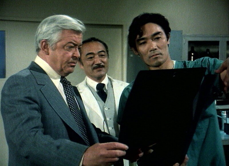 Sam (Robert Ito, re.), Dr. Hiro (Yuki Shimoda, Mi.) und Lt. Monahan (Garry Walberg) – Bild: RTL