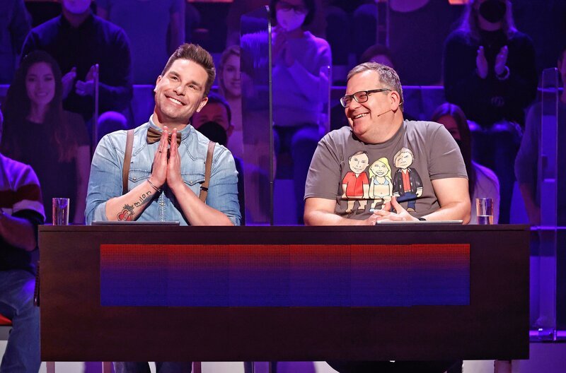 Rateteam-Kapitän Elton (r.) und der Sänger Eloy de Jong (l.) bilden ein Rateteam. – Bild: ARD/​Morris Mac Matzen