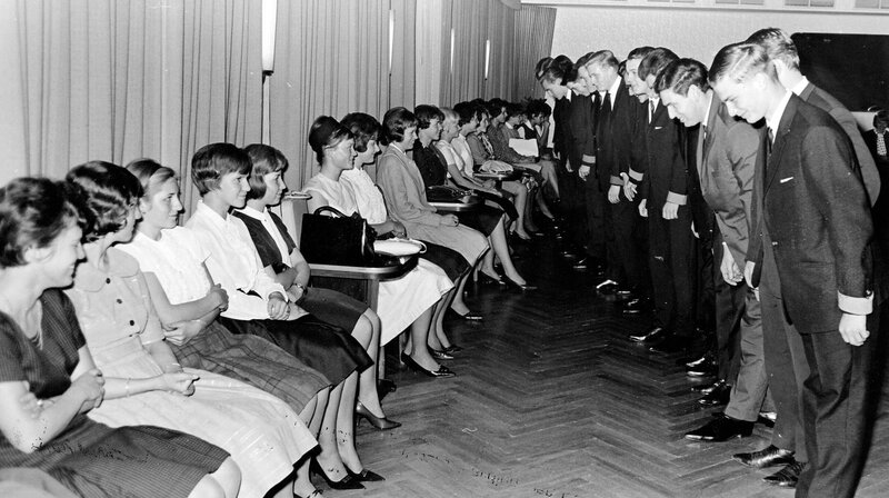 „Darf ich bitten?!“ – In den 1960er Jahren ist ein Jackett für die Herren noch Pflicht im Tanzkurs. – Bild: NDR/​LonaMedia/​Corinna Bartel