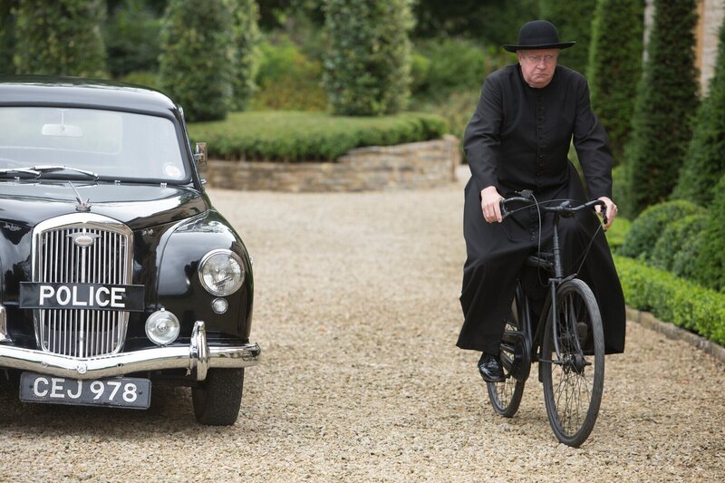 Father Brown (Mark Williams) eilt zum Tatort. – Bild: ORF/​BBC/​Gary Moyes