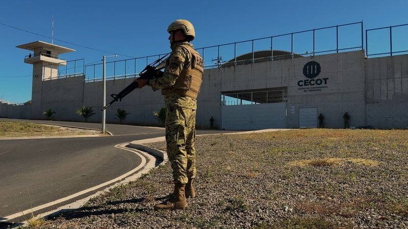 Ein Wachmann steht vor dem Eingang des Centro de Confinamiento del Terrorismo (CECOT) in El Salvador. – Bild: @RTL