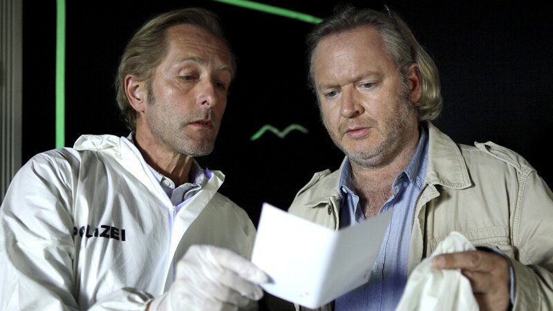 Spurensicherer Franz Wohlfahrt (Helmut Bohatsch, l.) informiert Oberstleutnant Helmuth Nowak (Gregor Seberg, r.) über die neuesten Spurenerkenntnisse. – Bild: ZDF