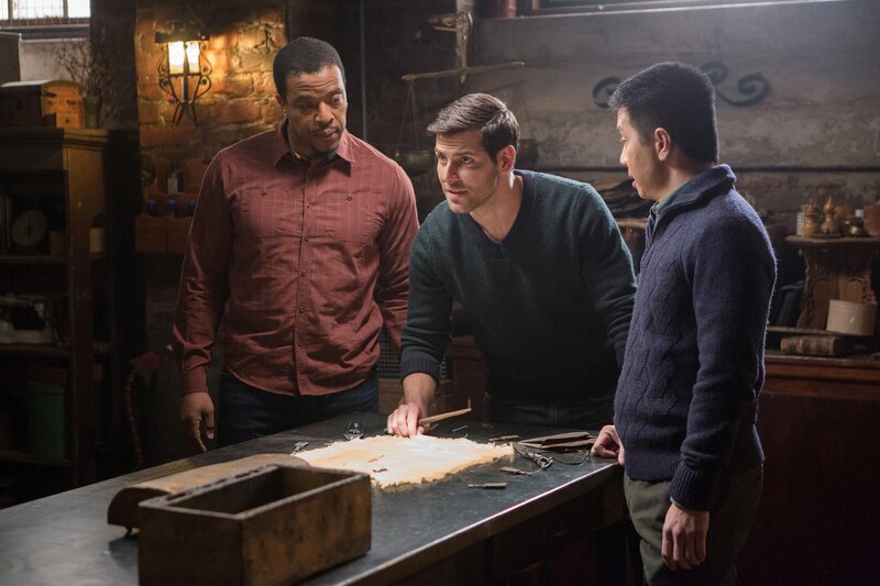 GRIMM -- „Silence of the Slams“ Episode 513 -- (l-r) Russell Hornsby as Hank Griffin, David Giuntoli as Nick Burkhardt, Reggie Lee as Sergeant Wu – Bild: NBC /​ UNIVERSAL /​ Open 4 Business Productions LLC. All rights reserved.