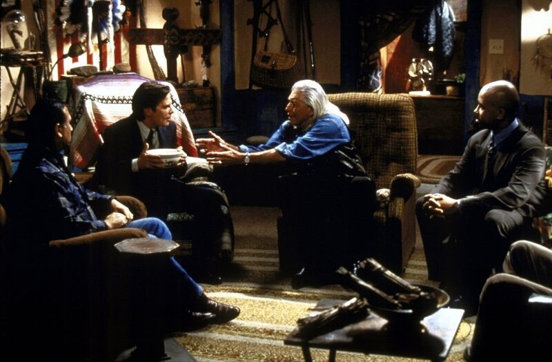 Michael (Michael J. Fox, 2.v.l.) nimmt das Friedensangebot von Phil (Ned Romero, 2.v.r.) an. Carter (Michael Boatman, r.) hat die rechte Hand des Bürgermeisters auf seiner Mission begleitet. – Bild: ProSieben Fun