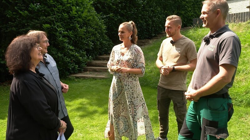 Gruppenfoto von links: Familie Schäfer mit Moderatorin Eva Brenner und den beiden Mitarbeitern der „Gartenprofis“ – Bild: ZDF