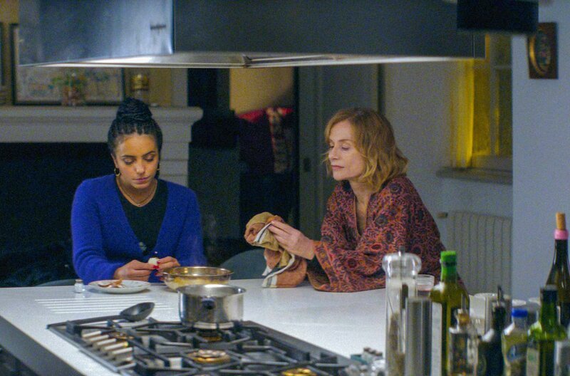 Alma (Isabelle Huppert, re.) lebt wohlhabend, aber einsam in Bordeaux, bis sie eines Tages bei einem Gefängnisbesuch der jungen Mutter Mina (Hafsia Herzi, li.) aus Narbonne begegnet. – Bild: Rectangle Productions