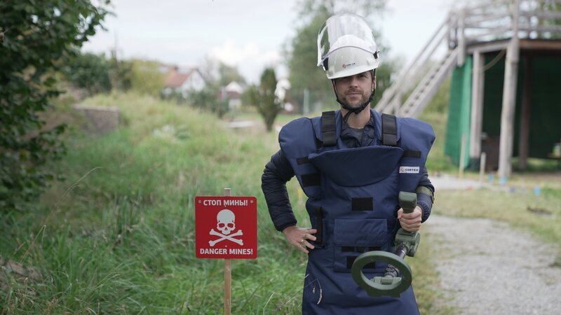 Minen gehören zu den tückischsten Waffen, denn sie bleiben auch nach dem Krieg noch gefährlich. Umso wichtiger ist der Job des Minenräumers. – Bild: objektiv media GmbH /​ ZDF