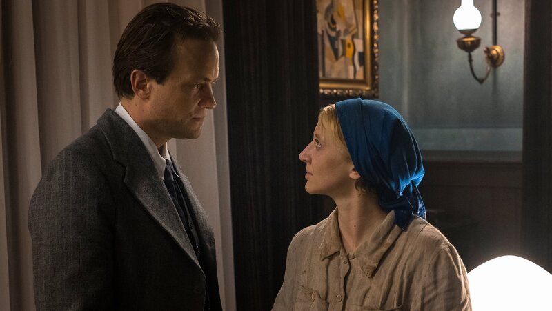 Die Spannung zwischen Walter Gropius (August Diehl) und Dörte Helm (Anna Maria Mühe) nimmt zu. – Bild: ZDF