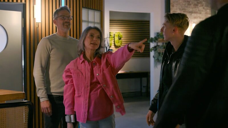 Danielas (Berrit Arnold) Wut auf Dragan (Florian Thunemann, r.) wird durch Lennox (Leif Lunburg, 2.v.r.) ausgebremst. Links Henning (Stefan Bockelmann). – Bild: RTL /​ Der geheime Sohn
