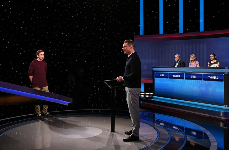 Moderator Alexander Bommes (M.) mit den Kandidat:innen: Thomas Besel (l.), Arno Heilemann (3.v.r.), Marion Barthel (2.v.r.) und Susanne Hadry (r.). – Bild: ARD/​Uwe Ernst