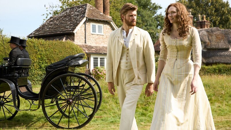 Louisa (Eleanor Tomlinson, r.) befindet sich mit ihren Kindern in einer Notlage. Verzweifelt versucht sie, einen Ausweg aus dieser prekären Situation zu finden. Jolyon Jr. (Danny Griffin, l.) hat eine Lösung. – Bild: ZDF