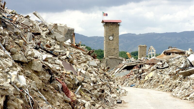 Der Uhrturm von Amatrice ist eines der letzten verbliebenen Gebäude der ehemals blühenden Stadt. – Bild: Terra Mater