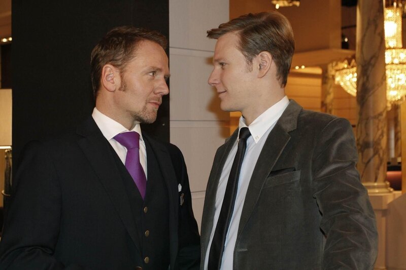 Carlo (Mathias Kahler-Polagnoli, l.) rastet wegen Gina gegenüber Philip (Philipp Romann, r.) aus … – Bild: Noreen Flynn