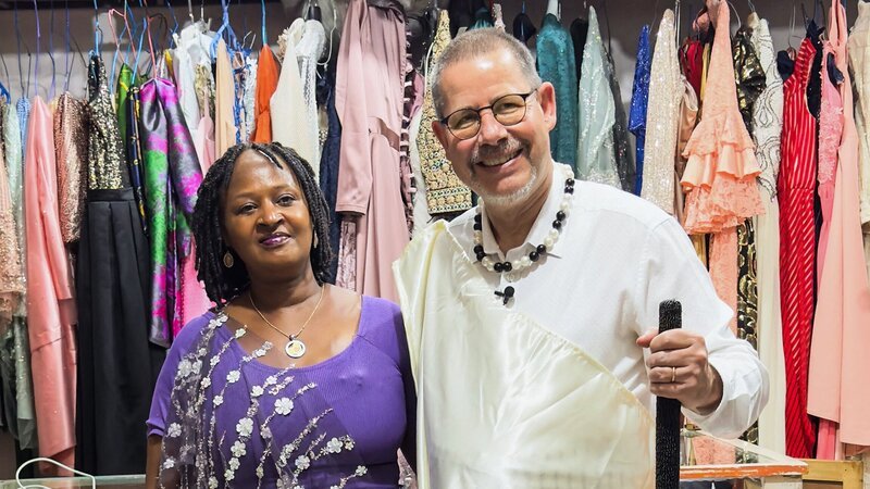 Auf und davon Schweizer Auswanderer – Wiedersehen in Ruanda Kleiderprobe: Ehepaar Schommer – Bild: SRF