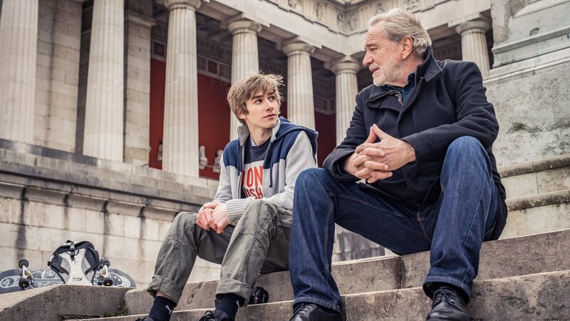 Arthur Bauer (Gerd Silberbauer, r.) spricht mit Dario Conradi (Johannes Geller, l.). – Bild: ZDF