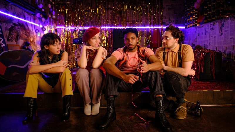 Zoé (Malaya Takeda), Nele (Magdalena Laubisch), Ben (Dimitri Abold), Dennis (Anselm Bresgott) – Bild: Gordon Timpen, SMPSP/​Amazon/​WBTV