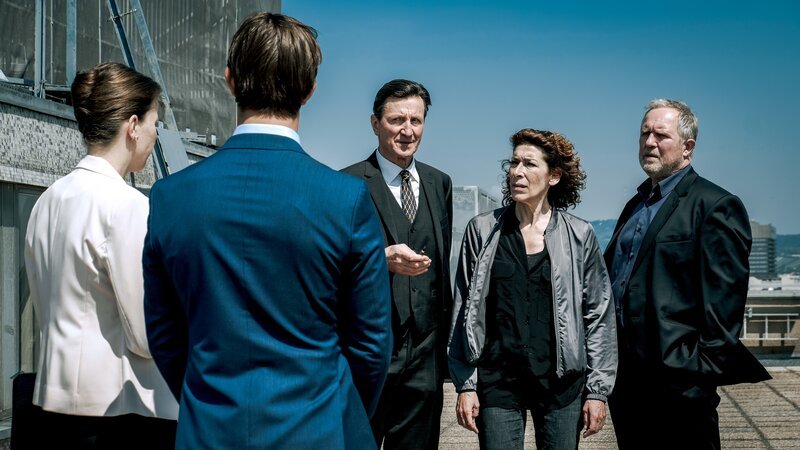 (v.li.): Dr. Maria Digruber (Franziska Hackl), Lukas Kragl (Sebastian Wendelin), Oberst Ernst Rauter (Hubert Kramar), Bibi Fellner (Adele Neuhauser), Moritz Eisner (Harald Krassnitzer). – Bild: ORF/​Cult Film/​Petro Domenigg