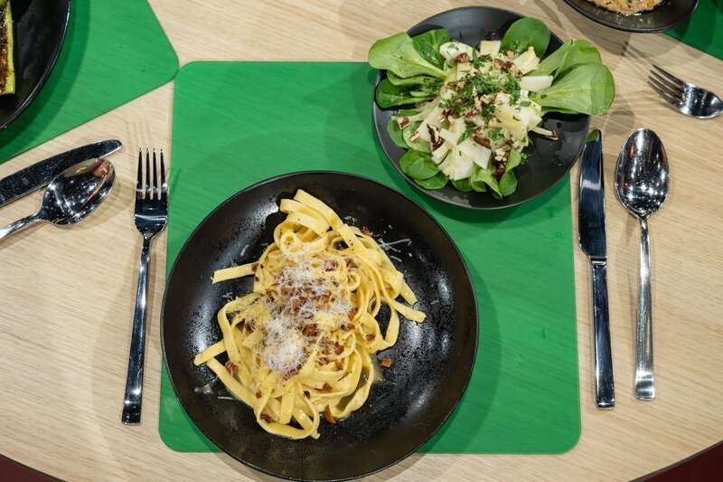 Leibgericht von Detlev Henseler: Pasta Carbonara und Fenchel-Birnen-Salat mit Walnuss-Vinaigrette – Bild: ZDF Leibgericht von Detlev Henseler: Pasta Carbonara und Fenchel-Birnen-Salat mit Walnuss-Vinaigrette – Bild: ZDF