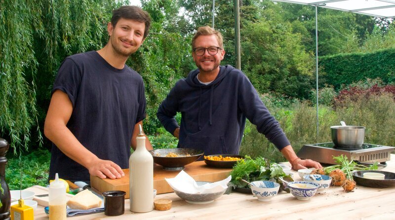 Koch und Gärtner Tim Meier und Johannes Schwarz. Weiteres Bildmaterial finden Sie unter www.br-foto.de. – Bild: BR/​Tangram International GmbH/​Matti Bauer