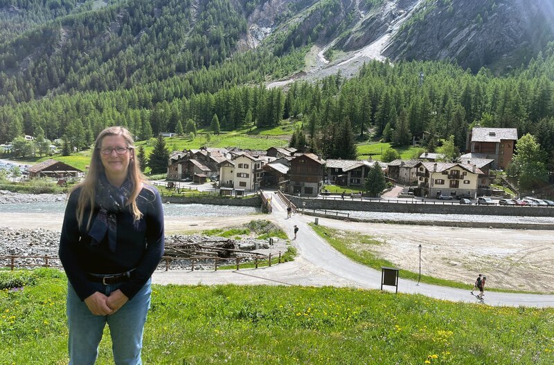 Hotelchefin Nathalie Fattore in Cogne: Der kleine Ort im Aostatal war im Juli 2024 für vier Wochen von der Außenwelt abgeschnitten, weil die Straße, die ins Tal führt, von Schlammlawinen weggerissen worden war. – Bild: BR