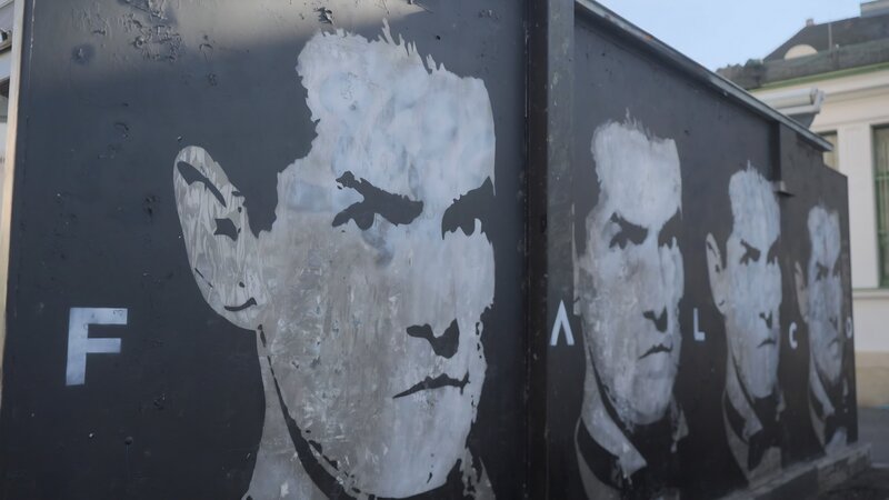 Er steht für Wiener Pop wie kein anderer: Sänger Falco. Hier als Graffiti von Street-Art-Künstler Tabby. – Bild: Roman Litschke /​ ZDF