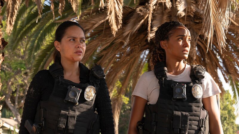 Bei der Überprüfung eines leerstehenden Hauses begeben sich Officer Lopez (Alyssa Diaz, l.) und Detective Harper (Mekia Cox, r.) in Lebensgefahr. – Bild: ZDF