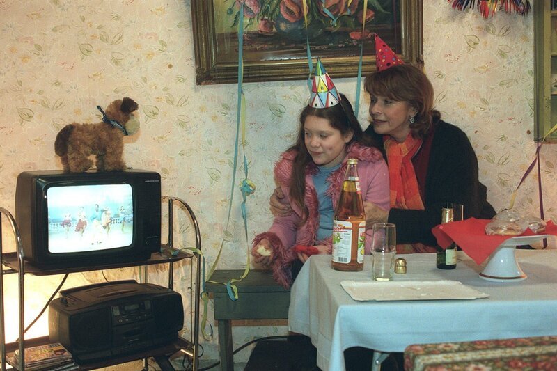 Enkelin (Adina Taszmann, l.) und Oma Gerdi (Senta Berger, r.) wollen in aller Ruhe den Jahreswechsel feiern. – Bild: ZDF