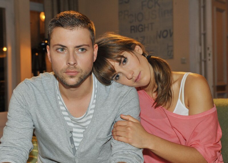 John (Felix von Jascheroff) und Pia (Isabell Horn) überlegen, wie sie den nun allein erziehenden Leon bei der Versorgung von Oskar unterstützen können. – Bild: @RTL
