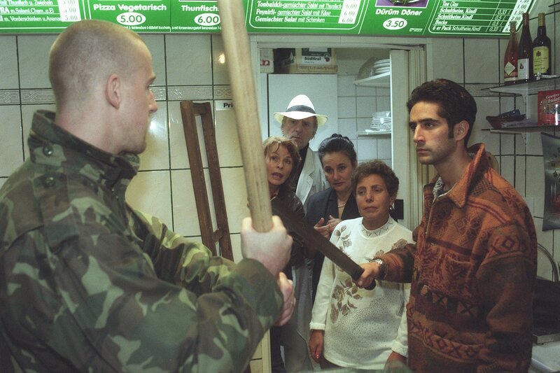 Neonazis bedrohen ein türkisches Restaurant. Gerdi (Senta Berger, 2.v.l.) und Rocco (Günter Maria Halmer, 3.v.l.) sind Zeuge der unerfreulichen Begegnung. – Bild: Sentana Filmproduktion GmbH /​ ZDF
