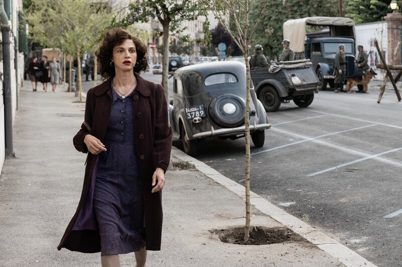 Die Wehrmacht hat Rom besetzt, doch die Prostituierte Santina (Asia Argento) lässt sich nicht einschüchtern. – Bild: ORF/​Rai Fiction/​Picomedia/​Thalie Images/​Beta Film/​Maila Iacovelli, Fabio Zayed
