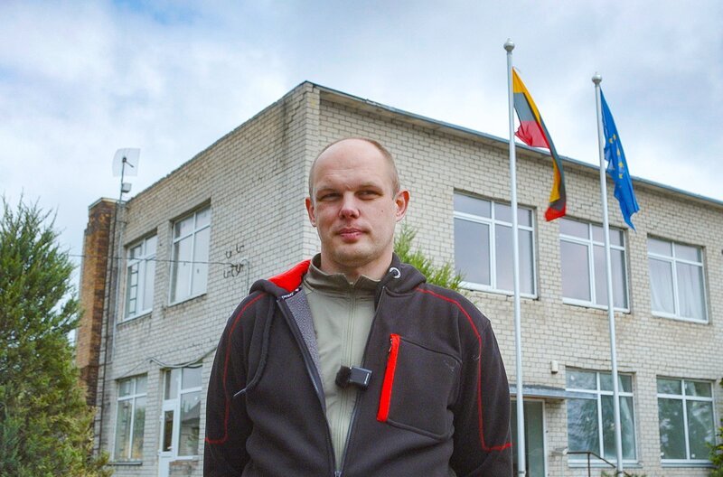 Ignas Kukučionis sieht Chancen im neuen Truppenübungsplatz Litauens nahe der belarussischen Grenze – im Gegensatz zu vielen seiner Mitbürger aus Kapčiamiestis. – Bild: MDR /​ Kobalt Productions