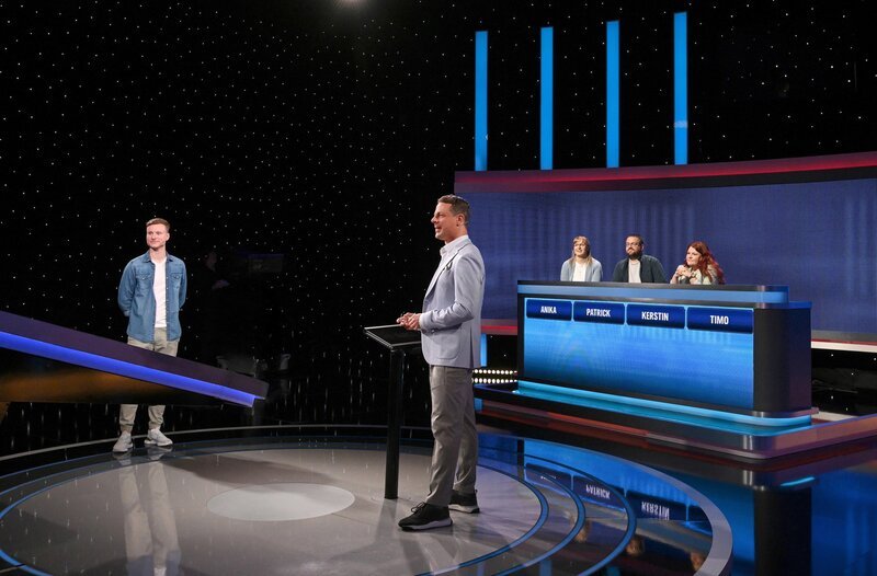 Moderator Alexander Bommes (M.) mit den Kandidat:innen: Timo Bubinger (l.), Anika Rappenhagen (3.v.r.), Patrick Wiemers (2.v.r.) und Kerstin Janowski (r.). – Bild: ARD/​Uwe Ernst