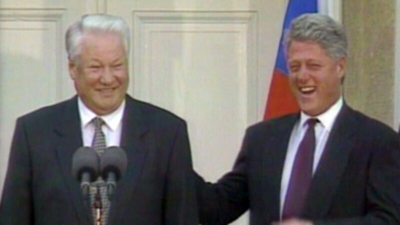 L-R: Boris Yeltsin und Bill Clinton. – Bild: ORF/​ZDF/​CURIOSITY INC
