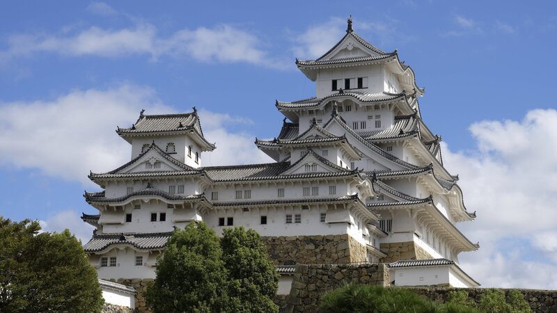 Die Burg Himeji in Japan zählt zu den wenigen original erhaltenen Burgen des 17. Jahrhunderts und gilt als architektonischer Nachfolger der Burg Azuchi. – Bild: ZDF