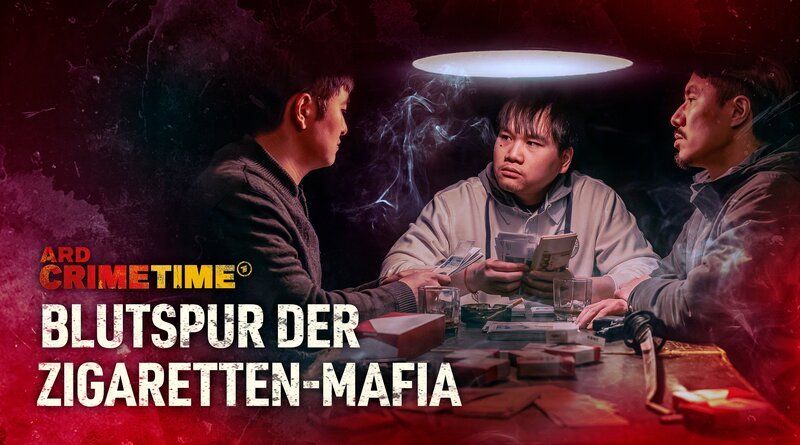 ARD Crime Time: Blutspur der Zigaretten-Mafia Mitglieder einer vietnamesischen Bande in Ostdeutschland sitzen an einem Tisch. Es geht um illegalen Zigarettenhandel und Schutzgelderpressung. Beim Kampf um Verkaufsreviere werden in der ersten Hälfte der 1990er-Jahre mehrere Dutzend Vietnamesen brutal ermordet. (Nachgestellte Szene) – Bild: MDR/​Adrian Groß /​ MDR/​HA Kommunikation