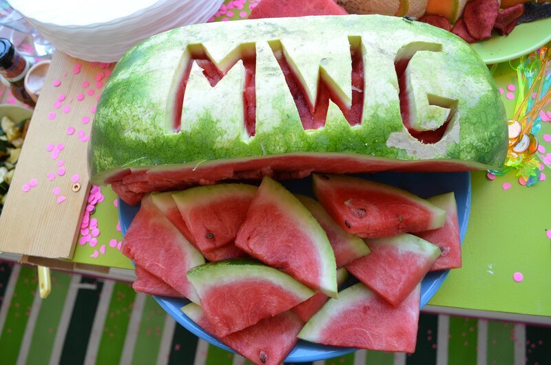 Die WG-Mädchen bereiten Essen für ihre Abschiedsparty vor. – Bild: ZDF/​Jonas Stracke