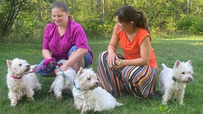 Anna (rechts), Stefanie und die Westie-Damen treffen sich im Wald für eine ganz besondere Übung, bei der Anna sogar schreien muss. – Bild: BR/​TEXT+BILD Medienproduktion GmbH & Co. KG/​Lena-Luisa Maier
